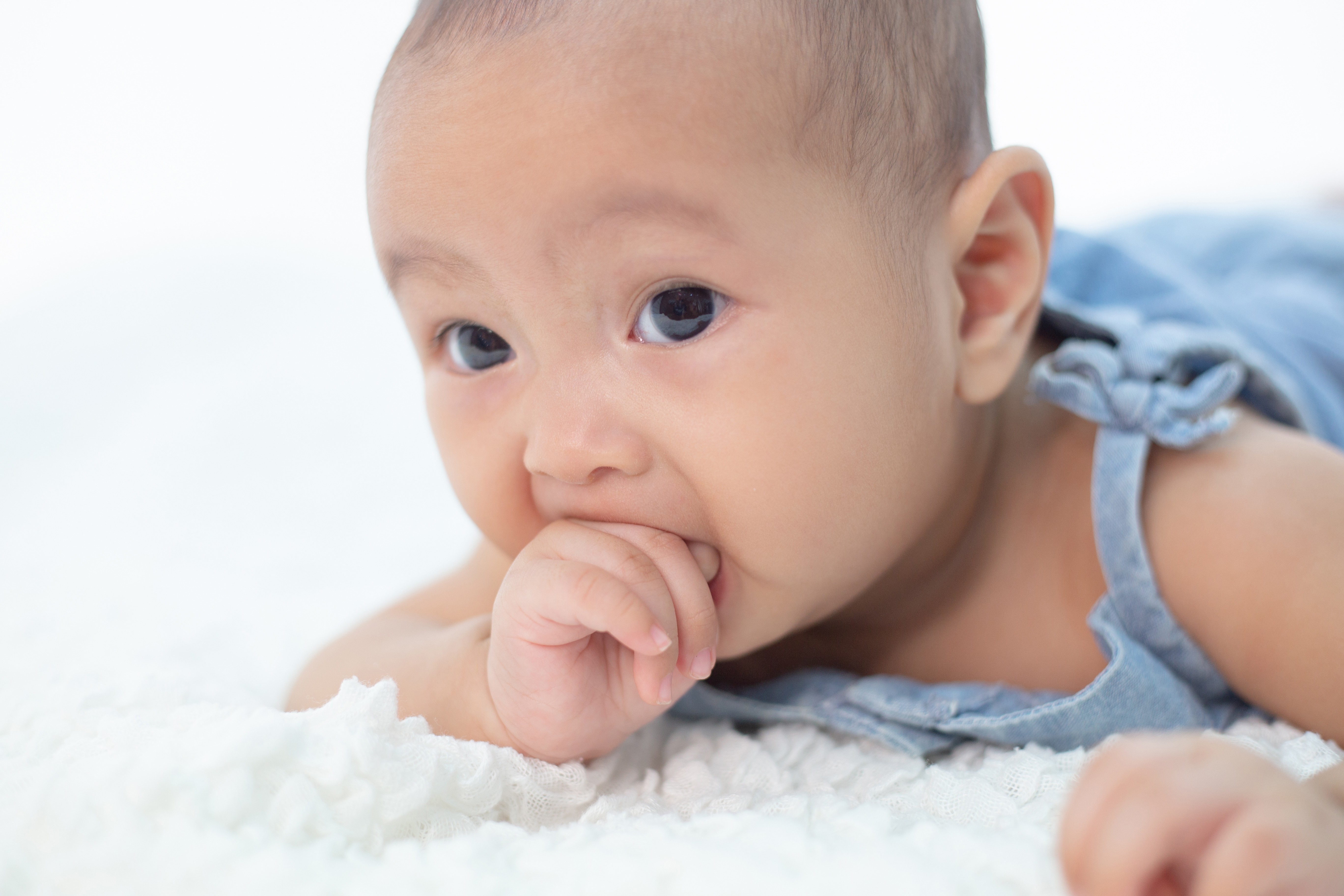 bayi tangan ke mulut, tanda bayi lapar, tumbuh gigi bayi, eksplorasi sensorik bayi, perkembangan bayi, Bunda, si Kecil